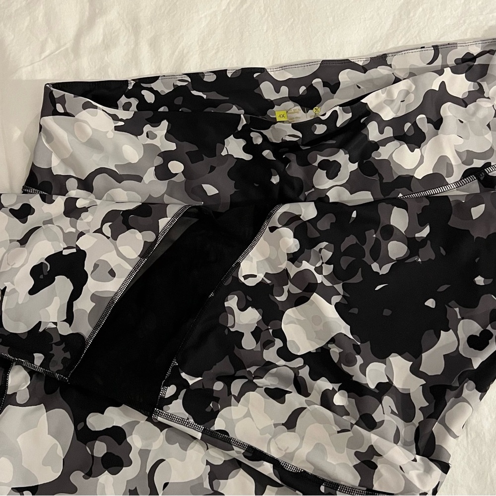 Xersion Train Black and white- camo 7/8 ankle leggings